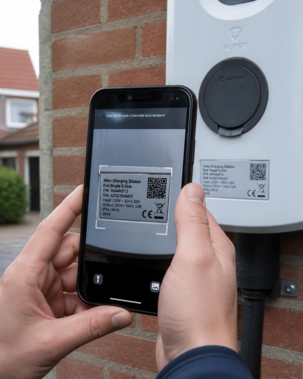 Iemand fotografeert met een smartphone het typeplaatje van een witte laadpaal